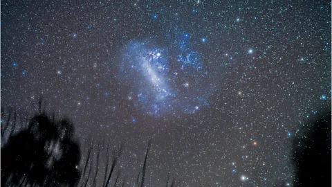 南半球夜空中的麦哲伦云,一团弥散的蓝白色星光悬在密布的星场里