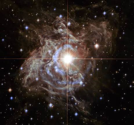 哈勃太空望远镜拍摄的造父变星 RS Puppis,明亮的星体被层层反射星云包裹