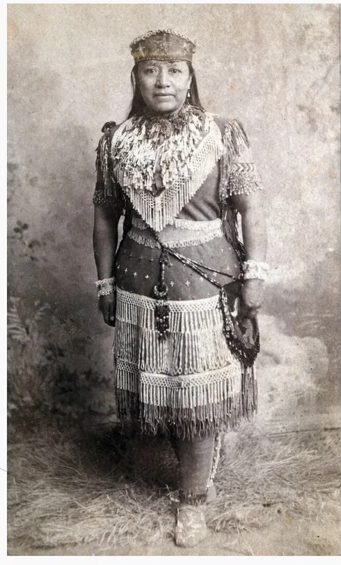 萨拉·温尼穆卡(Sarah Winnemucca)身着部落服饰的留影