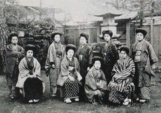 青鞜社成员的黑白合影,约九位身着和服的年轻女性