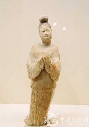 彩绘陶男装女立俑（唐·西安郭家滩出土·陕西历史博物馆藏）