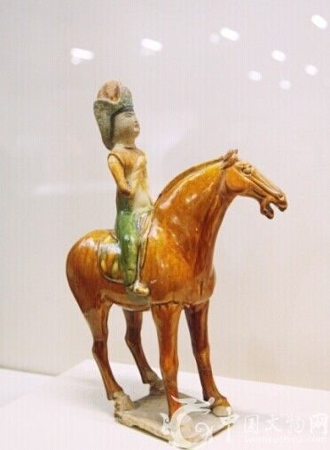 彩绘陶戴帷帽骑马女俑（唐·陕西历史博物馆藏）